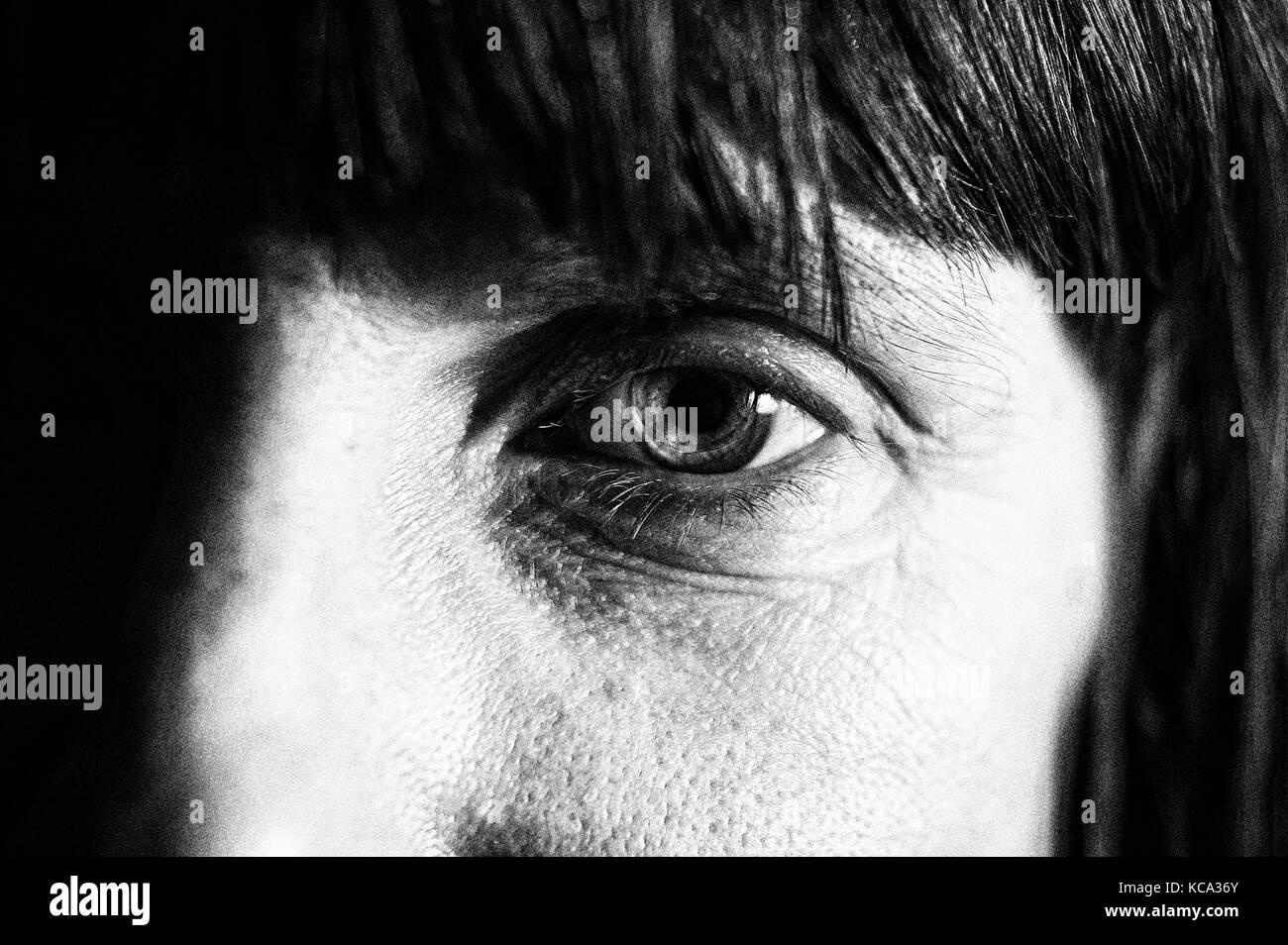Schwarz-weiß Foto mit fotografischen Korn (kein Lärm!) von einer Frau Auge mit einer harten Kontaktlinse Stockfoto