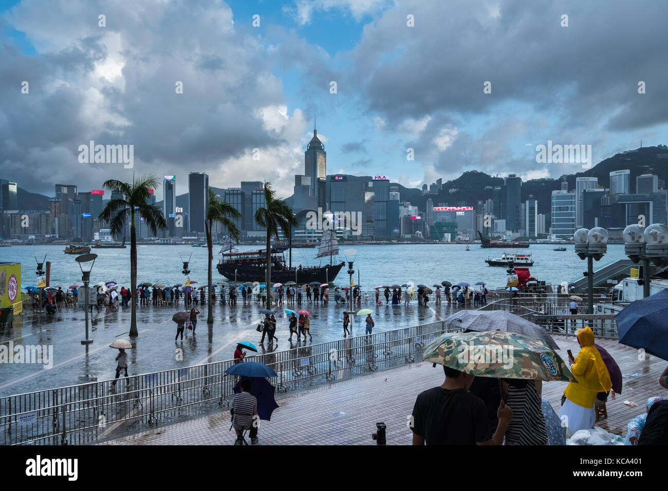 Tsim Sha Tsui, Kowloon, Hongkong - 2. Oktober: Überfüllte Menschen warten auf das Feuerwerk zum Nationalfeiertag Schauspiel bei Regen am Ufer des Victoria Harbour of Ho Stockfoto