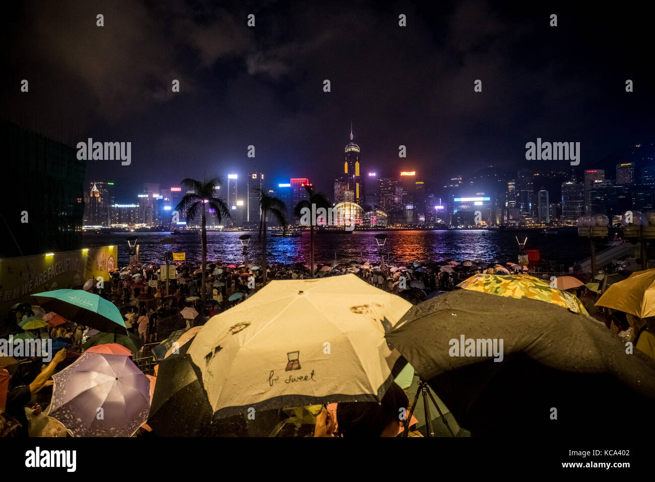 Tsim Sha Tsui, Kowloon, Hongkong - 2. Oktober: Überfüllte Menschen warten auf das Feuerwerk zum Nationalfeiertag Schauspiel bei Regen am Ufer des Victoria Harbour of Ho Stockfoto