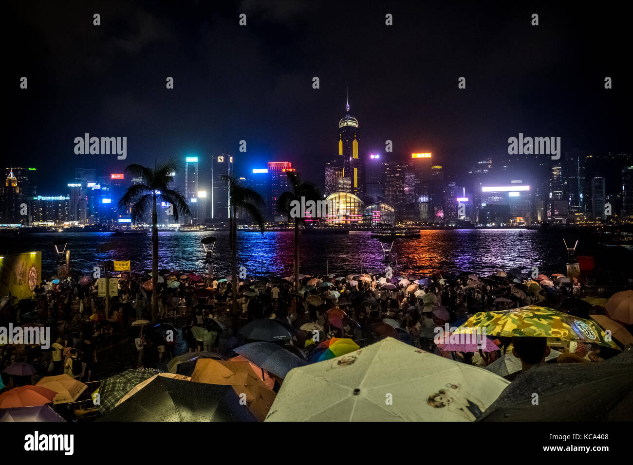 Tsim Sha Tsui, Kowloon, Hongkong - 2. Oktober: Überfüllte Menschen warten auf das Feuerwerk zum Nationalfeiertag Schauspiel bei Regen am Ufer des Victoria Harbour of Ho Stockfoto