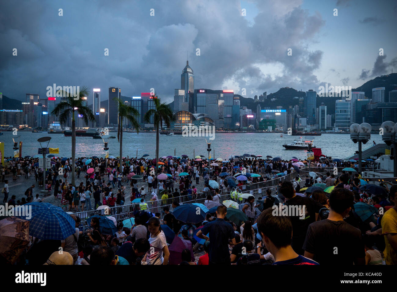 Tsim Sha Tsui, Kowloon, Hongkong - 2. Oktober: Überfüllte Menschen warten auf das Feuerwerk zum Nationalfeiertag Schauspiel bei Regen am Ufer des Victoria Harbour of Ho Stockfoto
