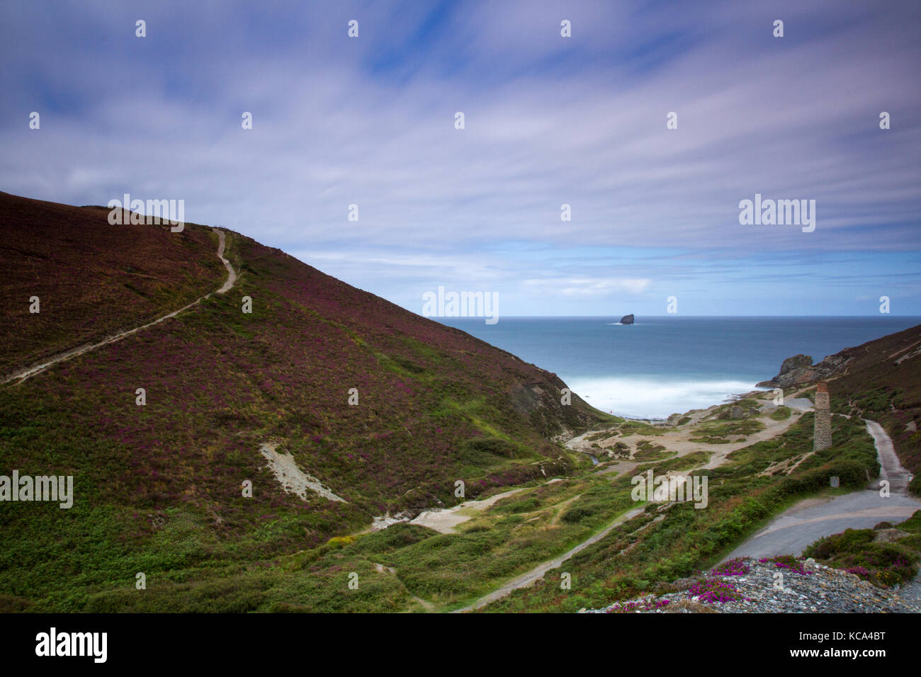Schöne lange Exposition von Cornish Coastal Path an Trevallas Coombe, Großbritannien Stockfoto