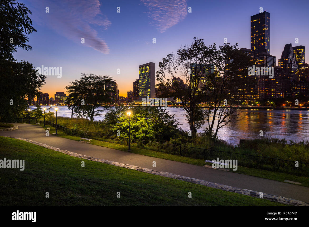 Sommer Abend Blick auf Manhattan Midtown East von Roosevelt Island mit dem East River. New York City Stockfoto