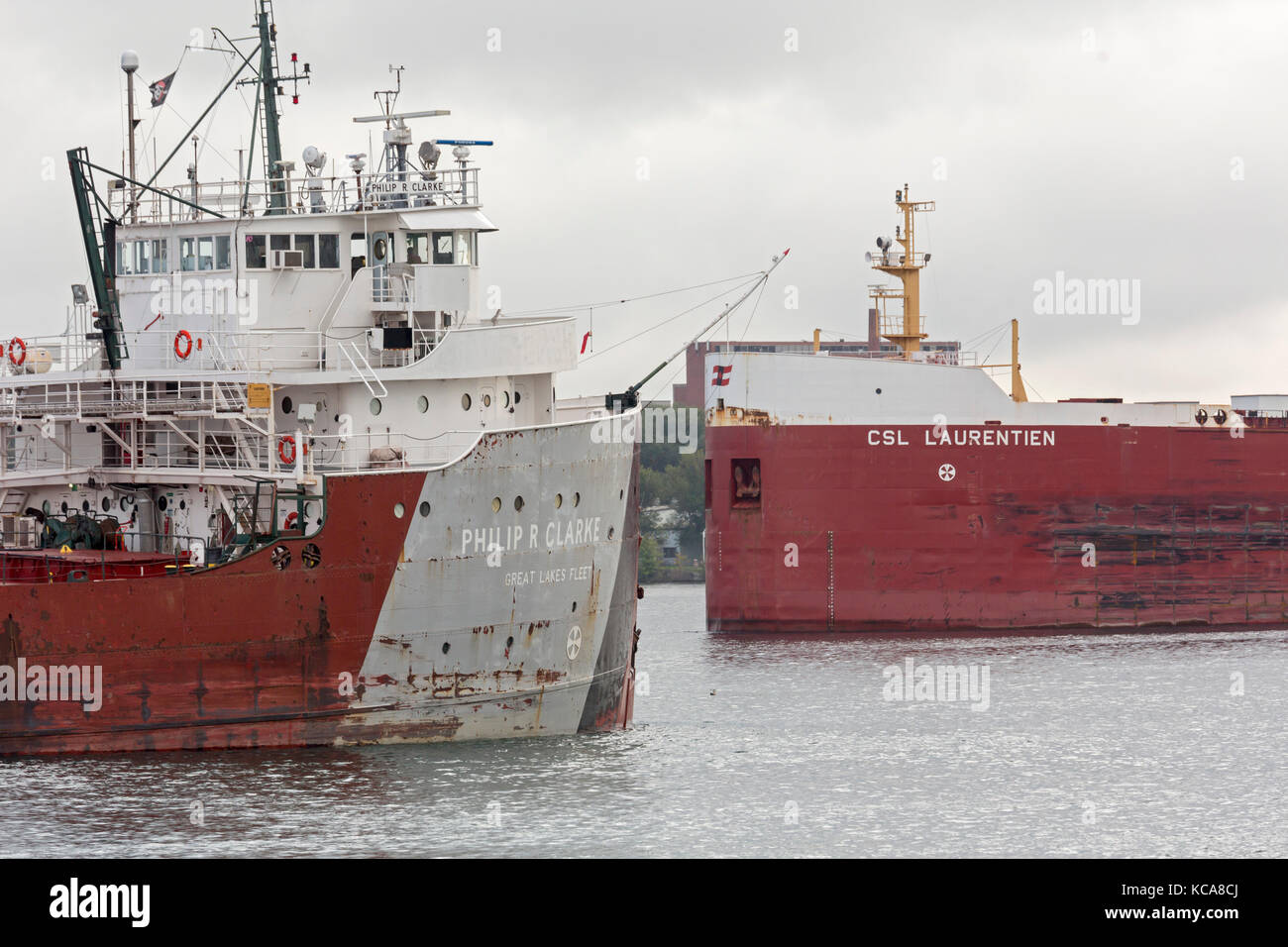 Sault Ste Marie, Michigan - große Lakes Bulk Cargo Frachter auf dem St. Mary's River, direkt unter den Soo Schleusen. Gerade durch die Schlösser gegangen, Stockfoto