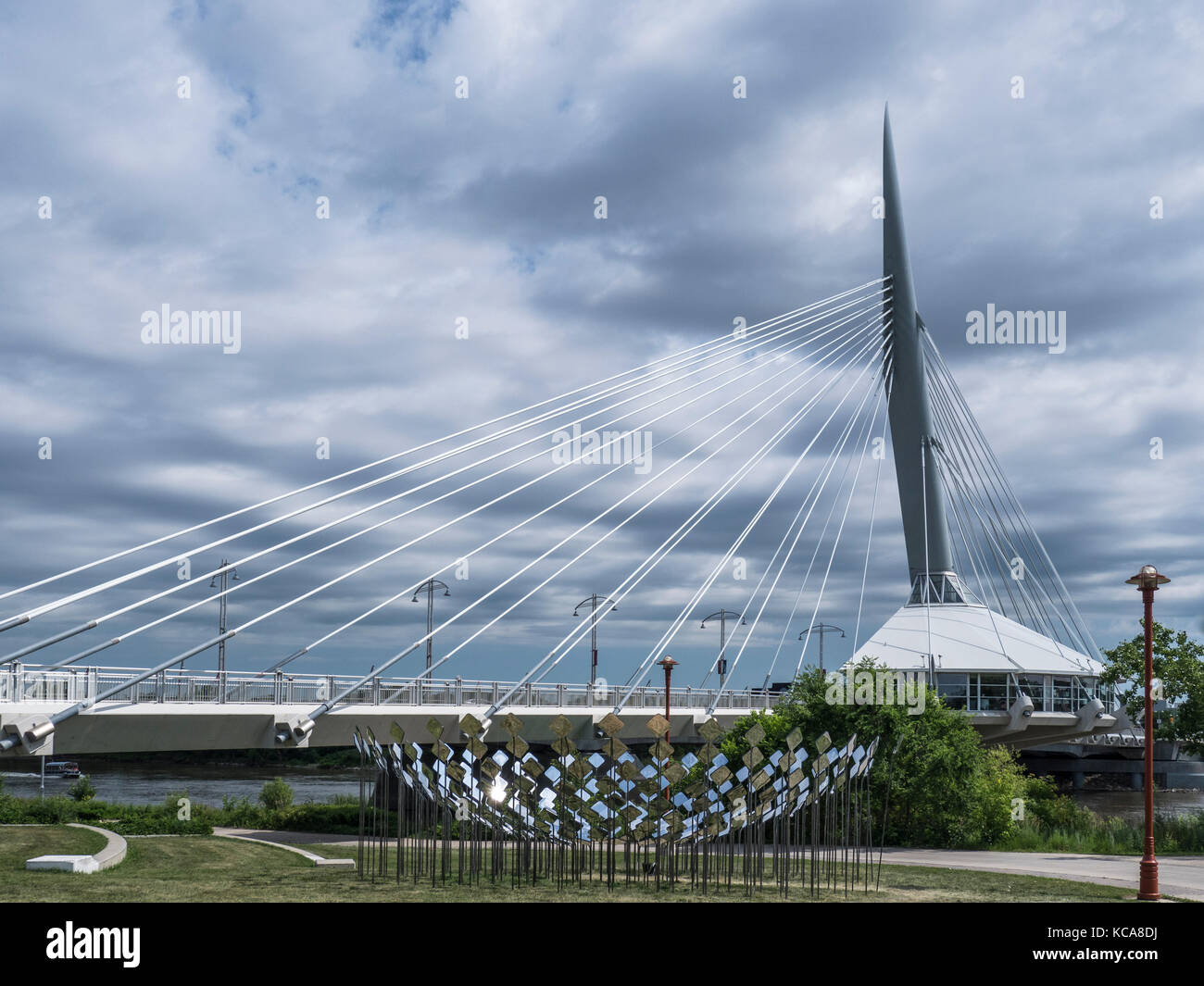 Esplanade Riel Fußgängerbrücke über den Red River, die Gabeln National Historic Site, Winnipeg, Manitoba, Kanada. Stockfoto