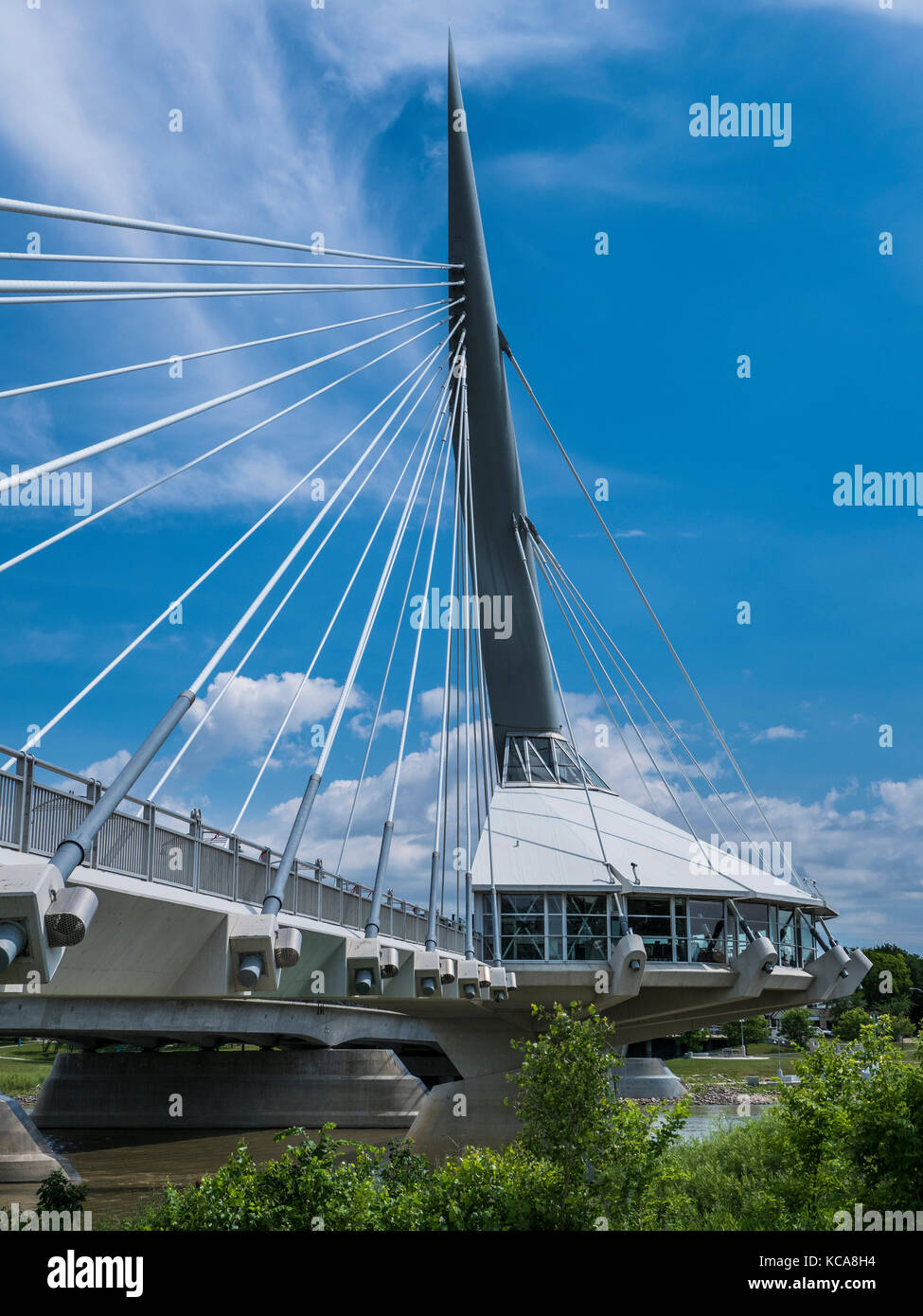 Esplanade Riel Fußgängerbrücke über den Red River, die Gabeln National Historic Site, Winnipeg, Manitoba, Kanada. Stockfoto