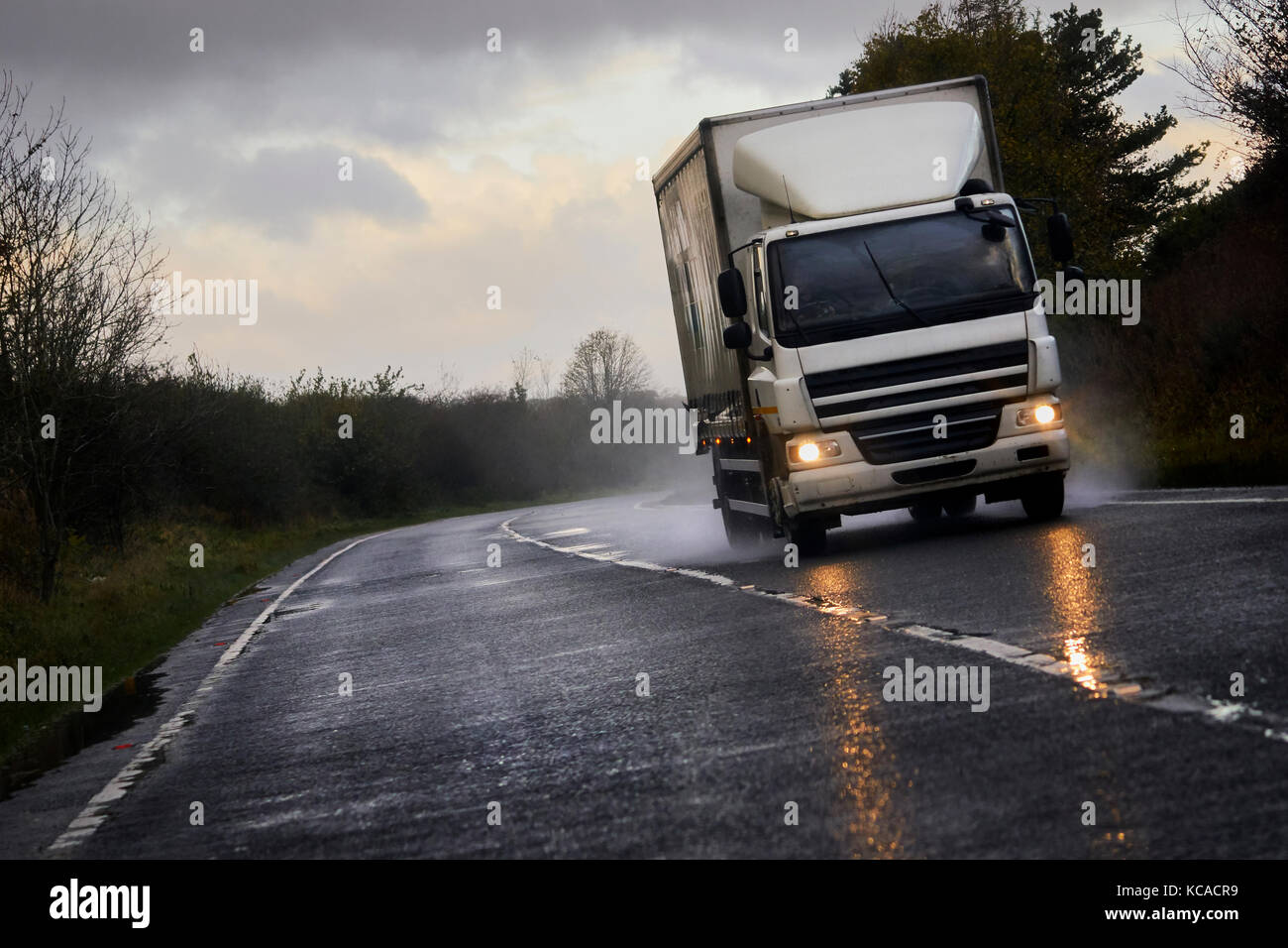 Ein LKW-Transport von Gütern entlang der Autobahn A1, England UK. Stockfoto
