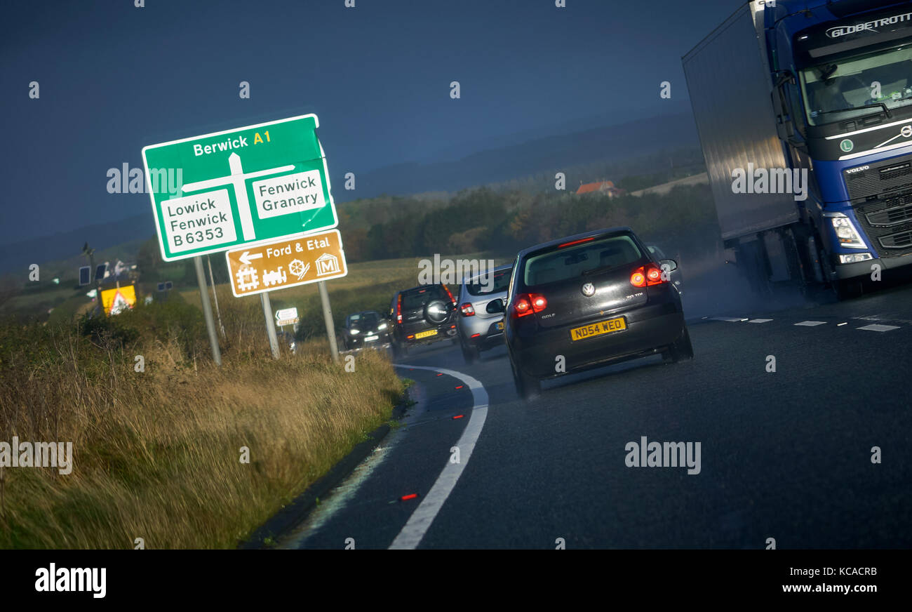 Autobahn A1 BERWICK, England, Großbritannien - 05 November, 2016: Autos und Lkw Fahrzeuge, die entlang der A1 in der Nähe von Berwick in England in der Nähe der Schottischen borde Stockfoto Autobahn A1 BERWICK, England, Großbritannien - 05 November, 2016: Autos und Lkw Fahrzeuge, die entlang der A1 in der Nähe von Berwick in England in der Nähe der Schottischen borde Stockfoto