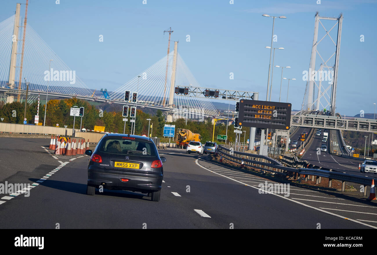 FORTH ROAD BRIDGE, Schottland, Großbritannien - 05 November, 2016: Verkehr nähert sich die Forth Road Bridge mit einem Schild Warnung vor einem Unfall. Stockfoto FORTH ROAD BRIDGE, Schottland, Großbritannien - 05 November, 2016: Verkehr nähert sich die Forth Road Bridge mit einem Schild Warnung vor einem Unfall. Stockfoto