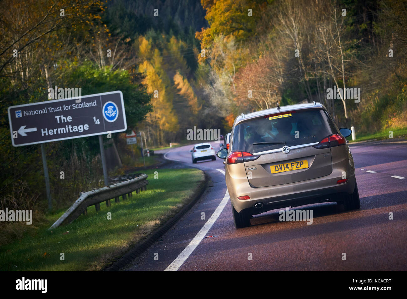 Die EREMITAGE, Schottland, Großbritannien - 05 November, 2016: Verkehr nähert sich der Eremitage, National Trust für Schottland. Stockfoto
