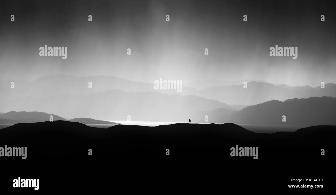Ein Wanderer mit Blick über Loch Ewe in den schottischen Highlands als schwerer Regen Ansätze. Schottland, Großbritannien. Stockfoto