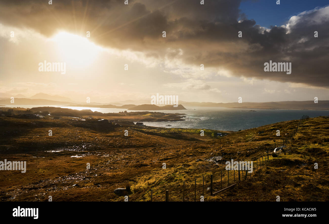 Sonnenuntergang über der ländlichen Siedlung von Mellon Charles und Loch Ewe, Scottish Highlands, Schottland, Großbritannien. Stockfoto