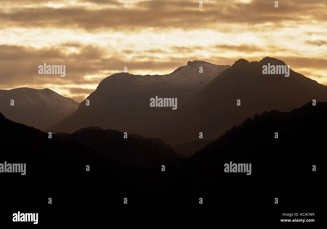 Winter Gipfeln von beinn Dearg Mor Beinn Dearg Bheag in der Nähe einer Teallach in den schottischen Highlands, Schottland, Großbritannien. Stockfoto