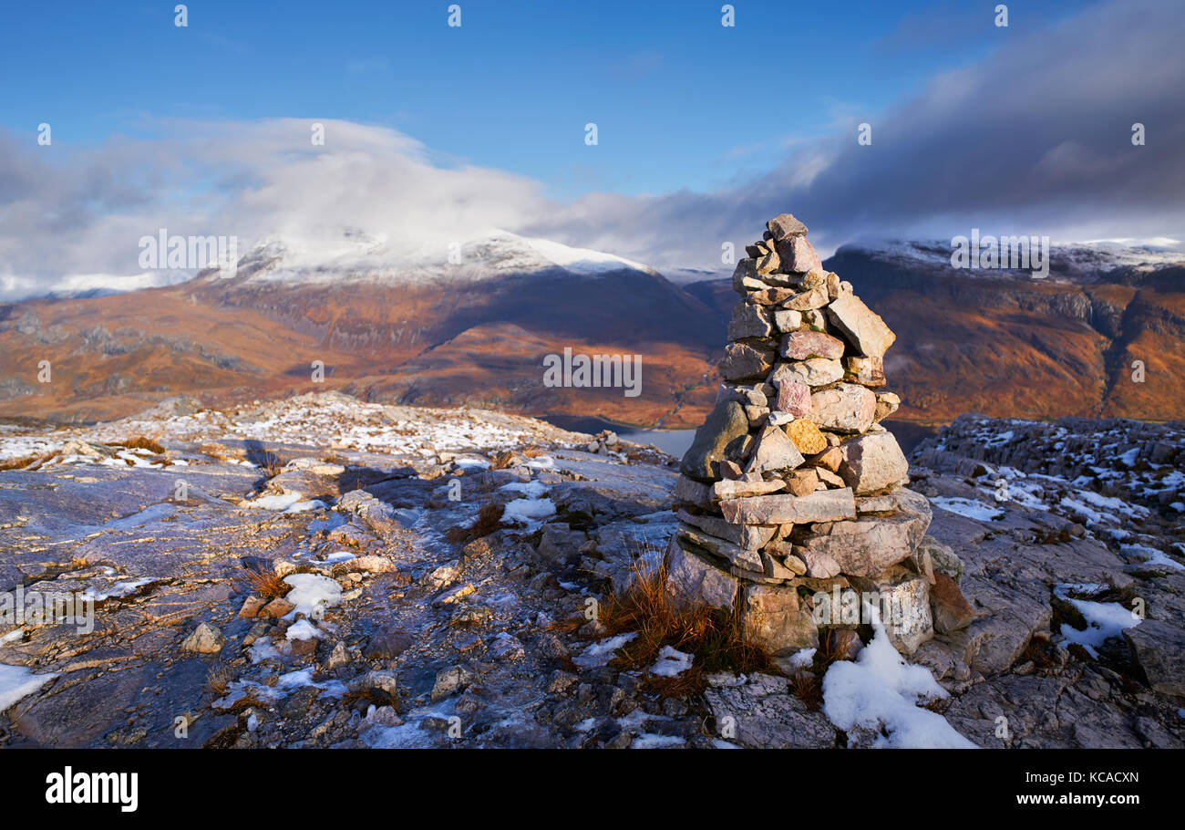 Ein Berg Cairn auf Beinn Eighe mit den Gipfeln der Slioch und Beinn a Mhuinidh in der Ferne. Schottische Highlands, Schottland, Großbritannien. Stockfoto