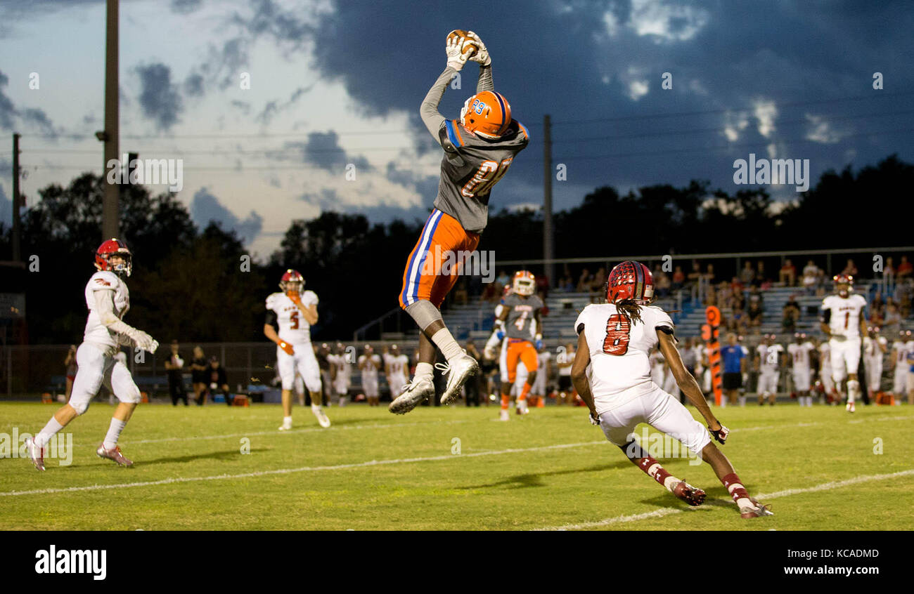 Oktober 3, 2017 - Palm Beach Gardens, Florida, USA - Palm Beach Gardens Gators wide receiver Armani Hayes (88) hoch ein Pass baumstumpf vor Seminole Ridge Falken Ty' korian Braun (8) in Palm Beach Gardens, Florida am 2. Oktober 2017. (Bild: © Allen Eyestone/der Palm Beach Post über ZUMA Draht) Stockfoto