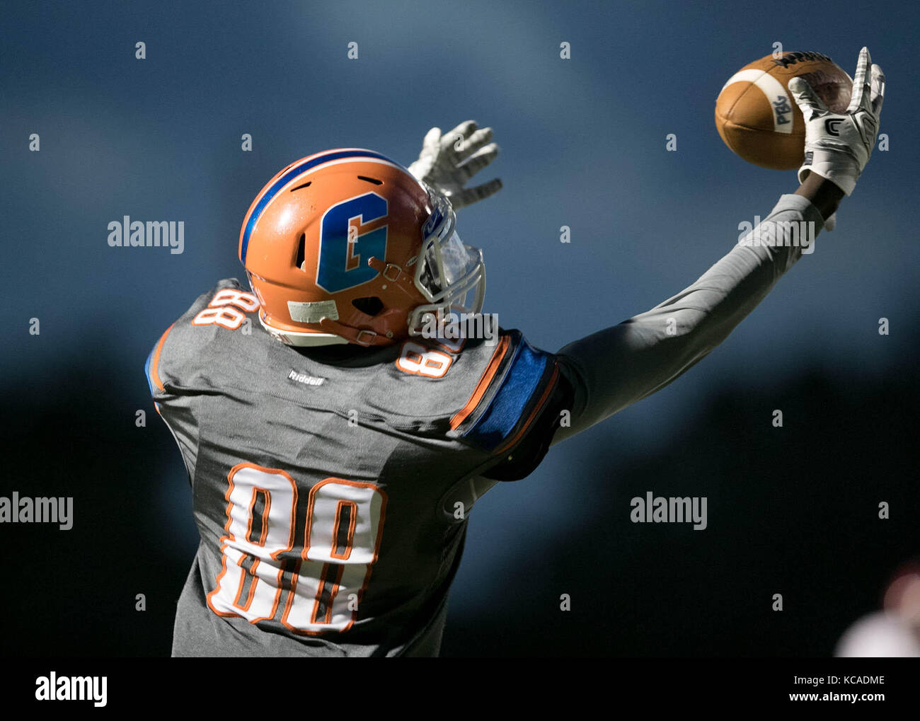 Oktober 3, 2017 - Palm Beach Gardens, Florida, USA - Palm Beach Gardens Gators wide receiver Armani Hayes (88) zieht in einem Pass an der 1 Yard Linie einen Touchdown im ersten Viertel gegen Seminole Ridge Falken in Palm Beach Gardens, Florida am 2. Oktober 2017. (Bild: © Allen Eyestone/der Palm Beach Post über ZUMA Draht) Stockfoto