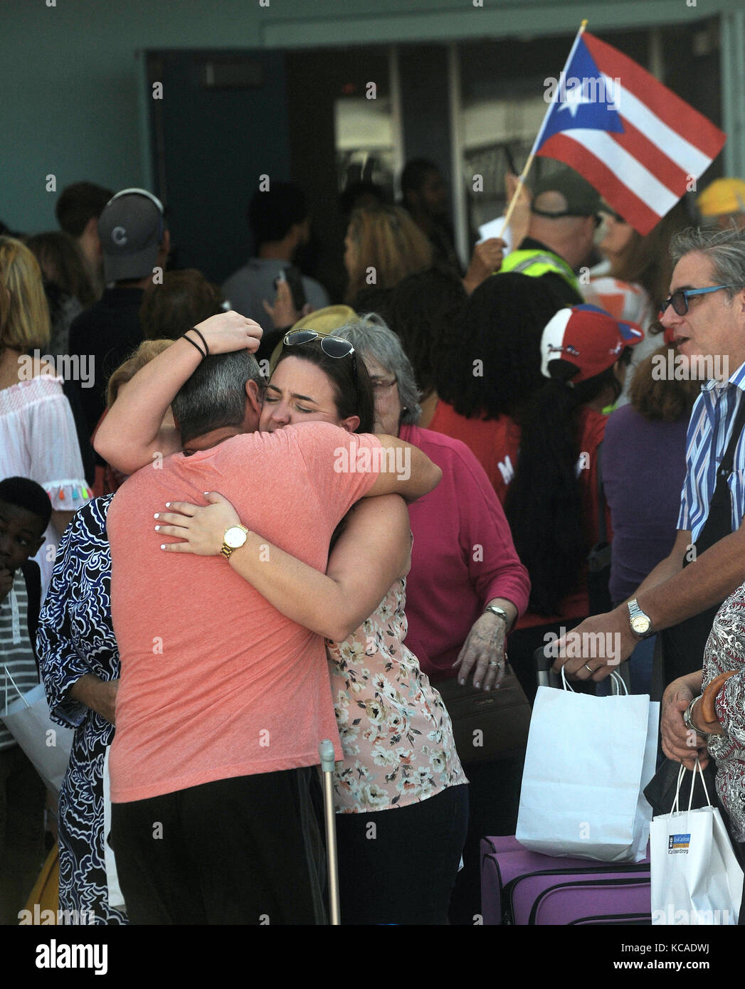 Fort Lauderdale, Florida, USA. 03 Okt, 2017. Opfer von Hurrikan Maria mit wartenden Familienmitgliedern in Port Everglades in Fort Lauderdale, Florida am 3. Oktober 2017 Nach von Puerto Rico und den U.S. Virgin Islands an Bord der Royal Caribbean Cruise Ship Abenteuer der Meere evakuiert. Das Schiff ging in San Juan, Puerto Rico am 28. September vor dem Aufnehmen der Asylanten, die Bereitstellung von Hilfsgütern in St. Croix und St. Thomas. Die rund 3.800 Passagiere zu Florida brachte eine Reihe von gestrandeten Touristen. Credit: Paul Hennessy/Alamy leben Nachrichten Stockfoto