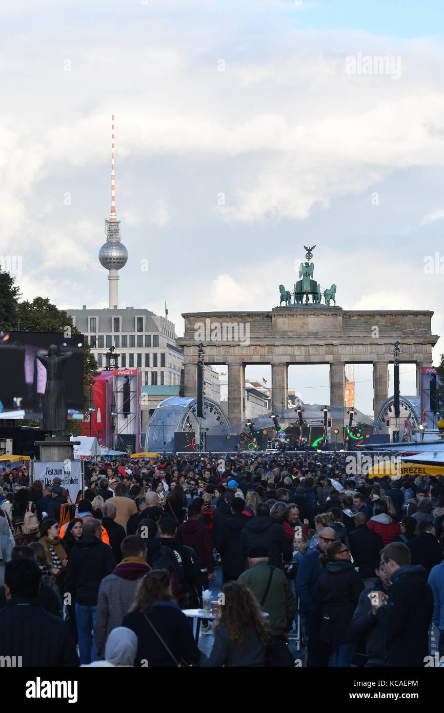 Berlin, Deutschland. 3. Okt 2017. Menschen am Tag der Deutschen Einheit Feier auf der Straße des 17. Juni in Berlin, Deutschland, 3. Oktober 2017. Credit: Paul Zinken/dpa/Alamy leben Nachrichten Stockfoto