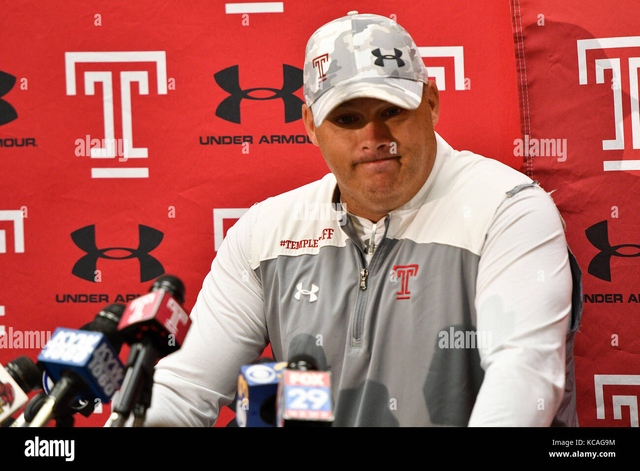 Philadelphia, Pennsylvania, USA. 3. Okt 2017. Temple' ein Haupttrainer Geoff Collins, halten Sie einen presser Verlust in der letzten Woche in Houston und die Pläne für das kommende Spiel gegen East Carolina Credit: Ricky Fitchett/ZUMA Draht/Alamy Leben Nachrichten zu erklären Stockfoto