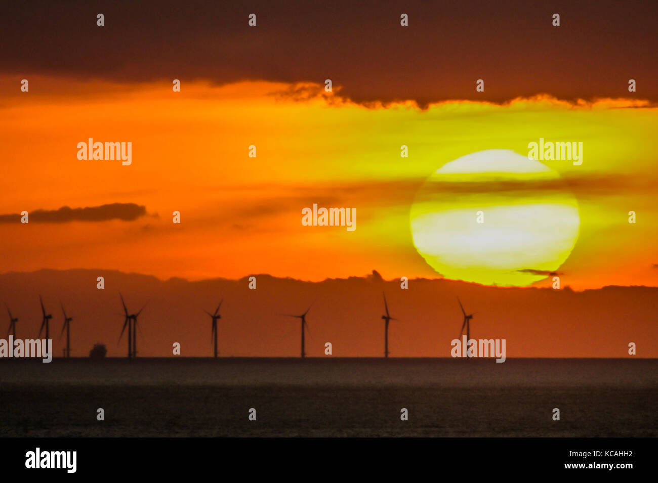 Eastbourne, East Sussex, Großbritannien. Okt. 2017. Wetter in Großbritannien. Sonnenuntergang über dem Campion Offshore Windpark im Ärmelkanal vom Beachy Head-Gebiet auf den South Downs aus gesehen. Stockfoto