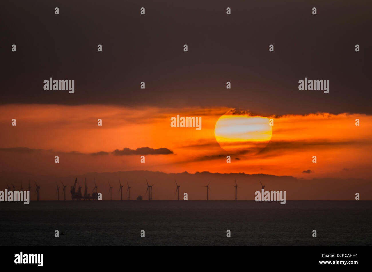 Eastbourne, East Sussex, Großbritannien. Okt. 2017. Wetter in Großbritannien. Sonnenuntergang über dem Campion Offshore Windpark im Ärmelkanal vom Beachy Head-Gebiet auf den South Downs aus gesehen. Stockfoto