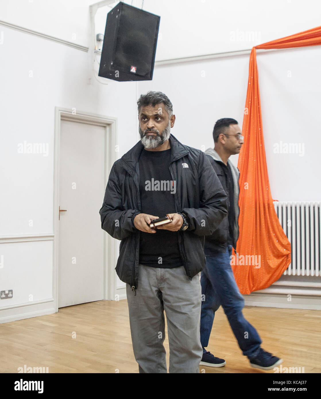 Cardiff, Großbritannien. 3. Okt, 2017. Ehemalige Guantanamo Häftling Moazzam Begg Adressen stehen bis zu Rassismus und Faschismus Veranstaltung in Cardiff. Quelle: taz Rahman/alamy leben Nachrichten Stockfoto