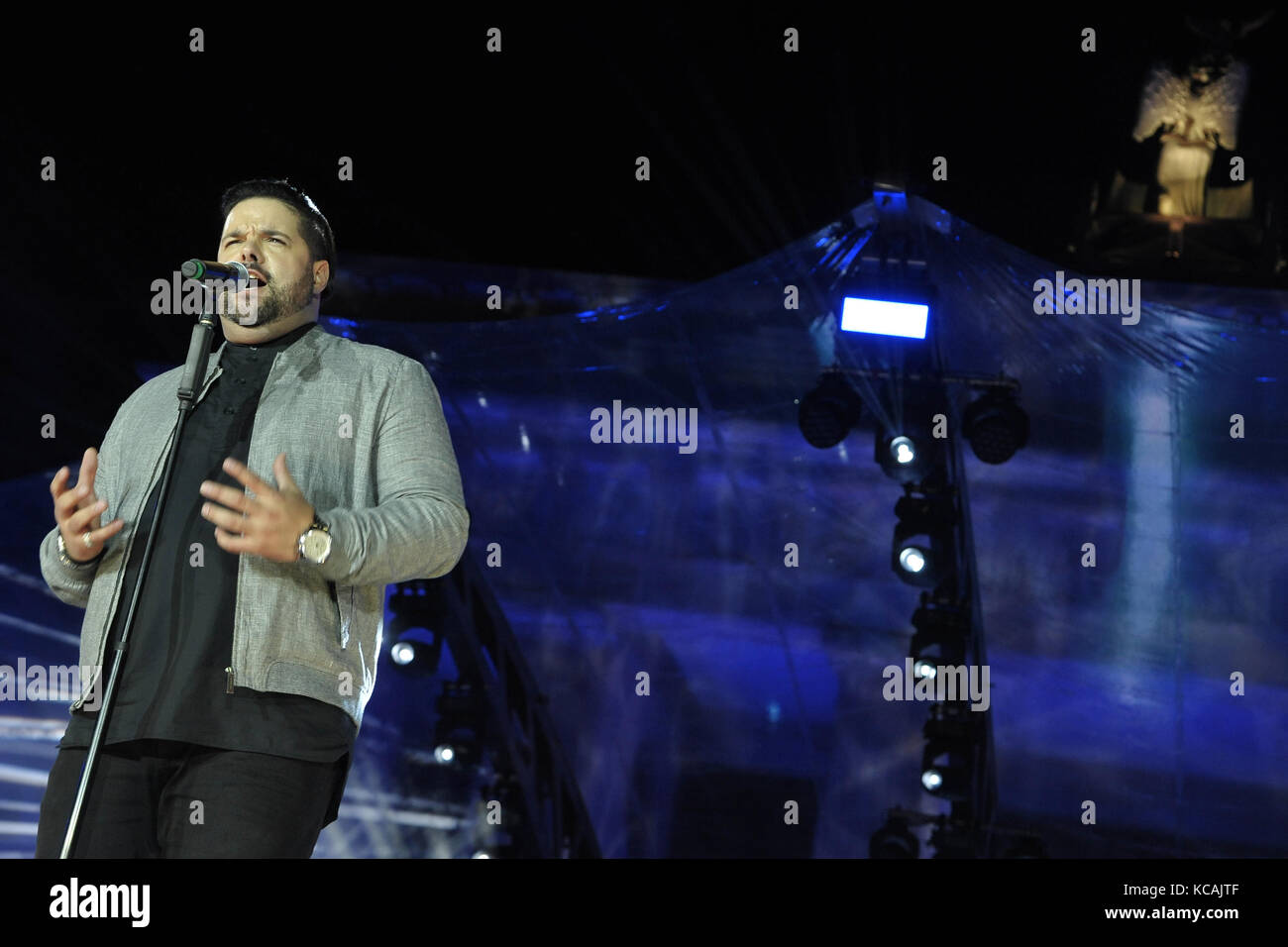 Fernando Varela, klassischer Saenger bei "Pop meets Classic" zum 27. Tag der deutschen Einheit auf der Fanmeile am Brandenburger Tor in Berlin am 01.10.2017 Stockfoto