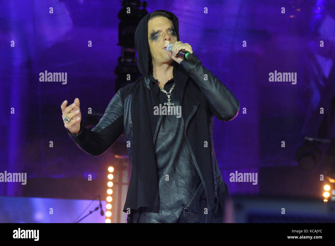 Die dunklen Tenor bei "Pop meets Classic" zum 27. Tag der deutschen Einheit auf der Fanmeile am Brandenburger Tor in Berlin am 01.10.2017 Stockfoto