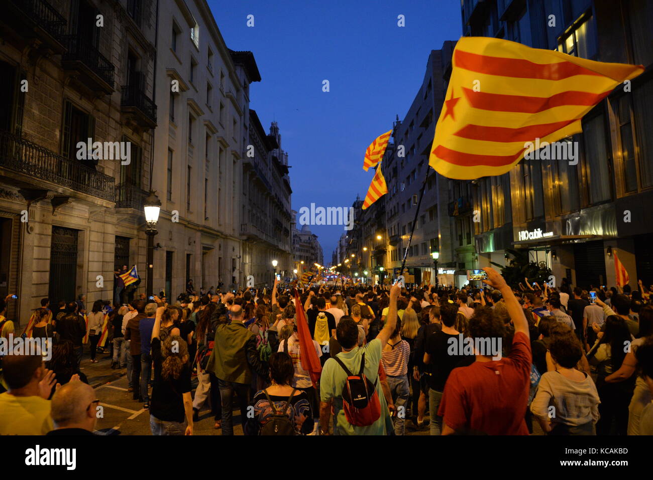 Barcelona, Spanien. 3. Oktober. die Demonstranten protestieren gegen die spanische Regierung und das Verhalten der Polizei während der katalanischen Referendums, am 1. Oktober, während des Generalstreiks, die weit gefolgt wurde. Credit: laia Ros padulles/alamy leben Nachrichten Stockfoto