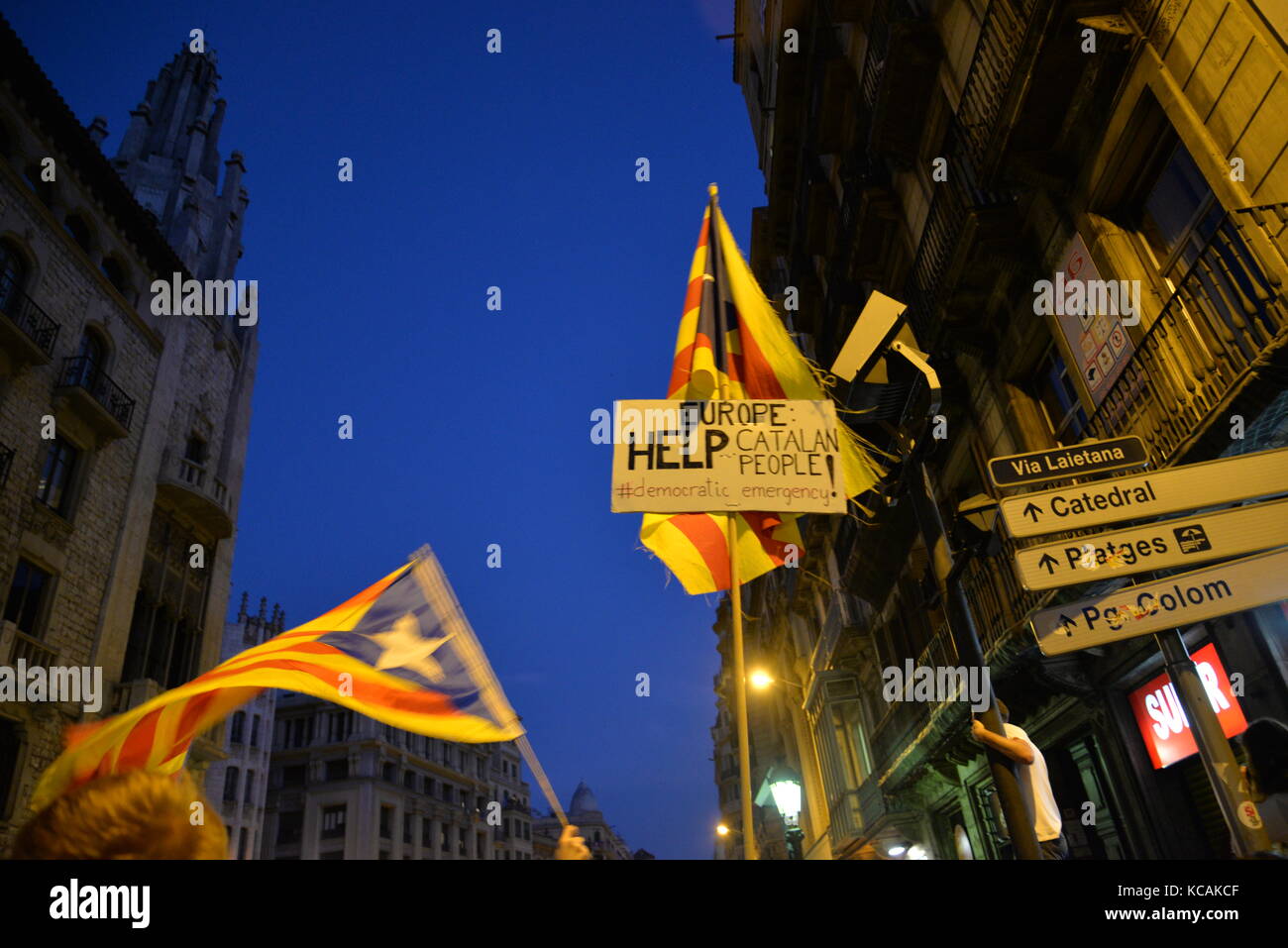 Barcelona, Spanien. 3. Oktober. die Demonstranten protestieren gegen die spanische Regierung und das Verhalten der Polizei während der katalanischen Referendums, am 1. Oktober, während des Generalstreiks, die weit gefolgt wurde. Credit: laia Ros padulles/alamy leben Nachrichten Stockfoto