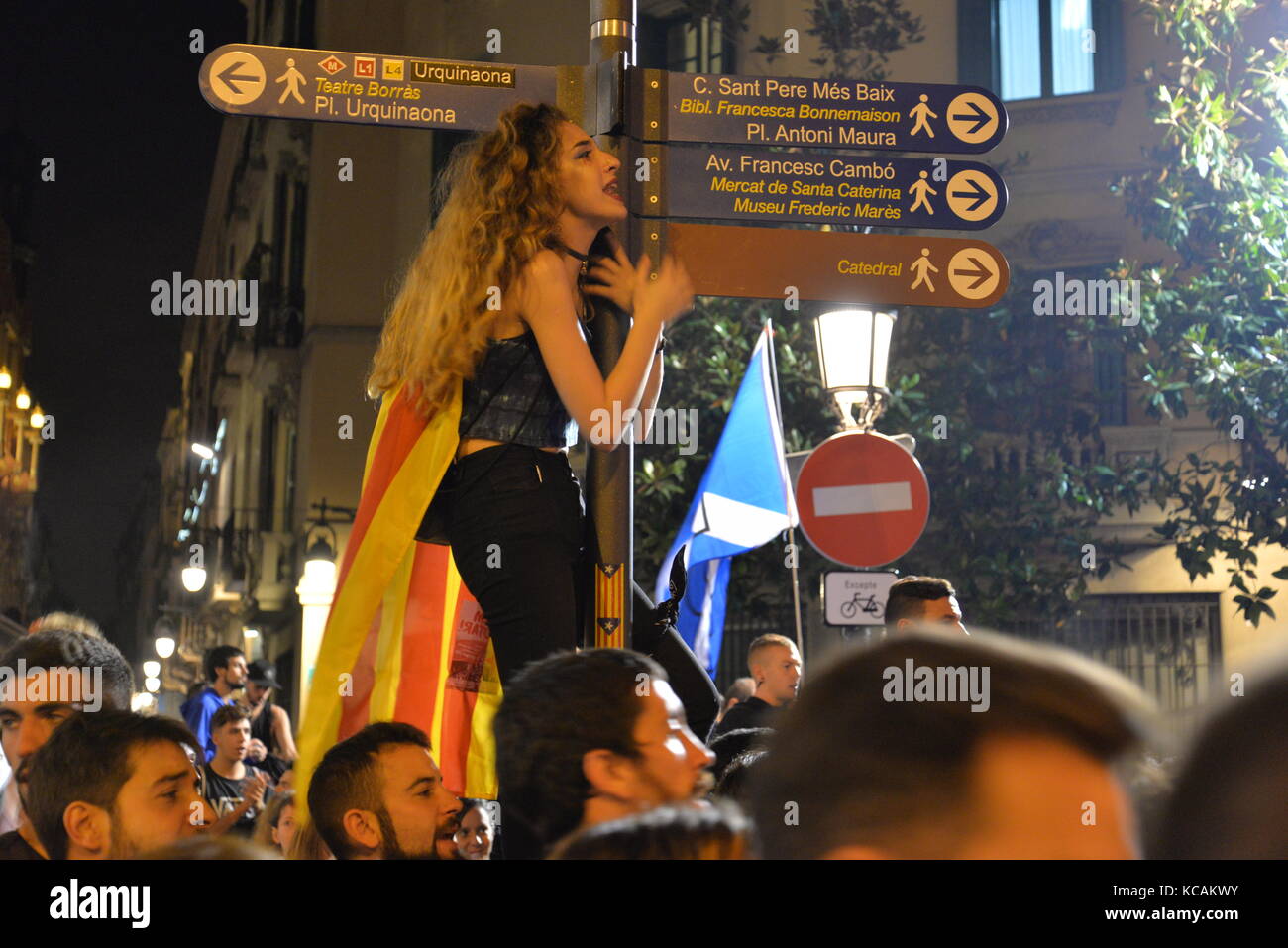 Barcelona, Spanien. 3. Oktober. Ein junges Mädchen schreit gegen Polizei während der Protest gegen die spanische Regierung und das Verhalten der Polizei während der katalanischen Referendums, am 1. Oktober, während des Generalstreiks, die weit gefolgt wurde. Credit: laia Ros padulles/alamy leben Nachrichten Stockfoto