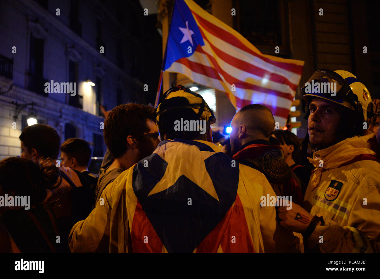 Barcelona, Spanien. 3. Oktober. die Feuerwehrleute versuchen, die Menge vor der Policía Nacional Hauptsitz in Barcelona gegründet während des Protestes gegen die spanische Regierung und das Verhalten der Polizei während der katalanischen Referendum aufzulösen, am 1. Oktober, während des Generalstreiks, die weit gefolgt wurde. Credit: laia Ros padulles/alamy leben Nachrichten Stockfoto