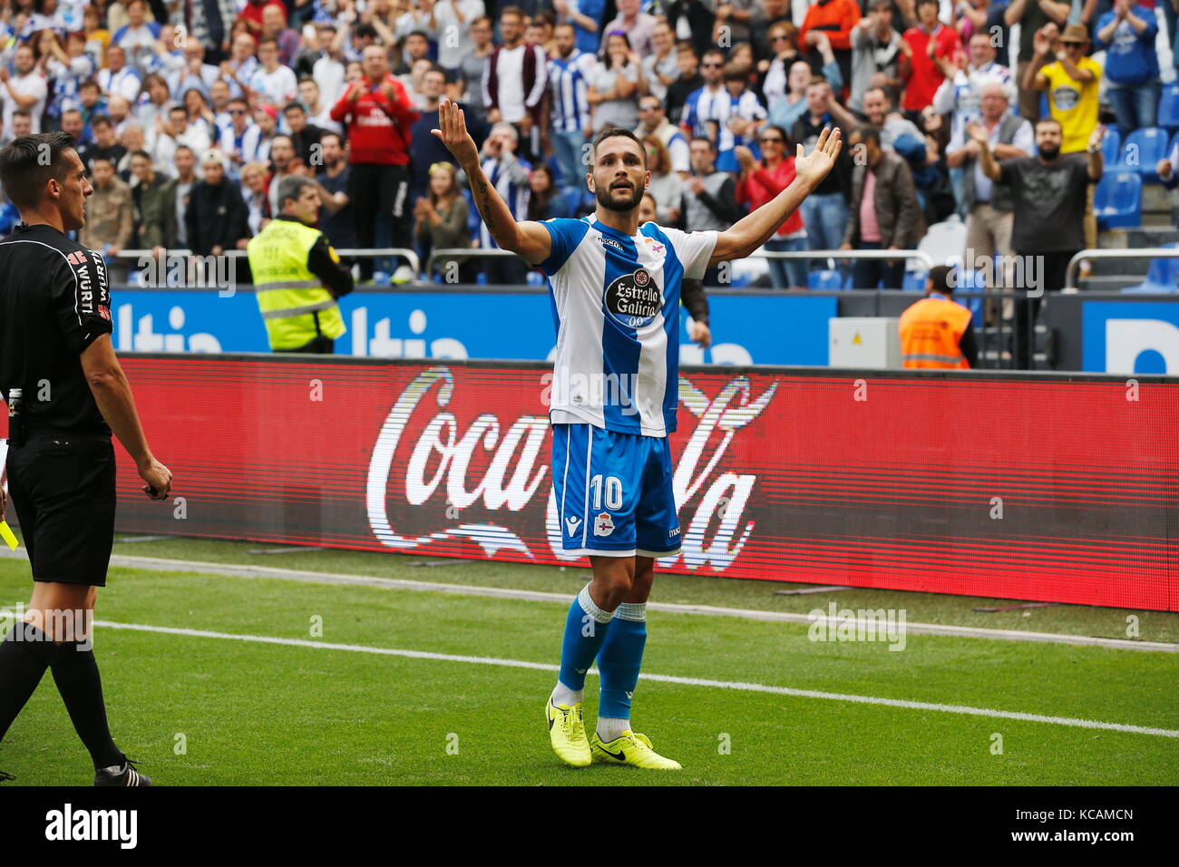 Coruna, Spanien. 30. September 2017. Florin Andone (Deportivo) Fußball/Fußball : Andone feiert nach seinem Tor im spanischen Spiel "La Liga Santander" zwischen RC Deportivo 2-1 Getafe CF im Estadio Municipal de Riazor in Coruna, Spanien . Quelle: Mutsu Kawamori/AFLO/Alamy Live News Stockfoto