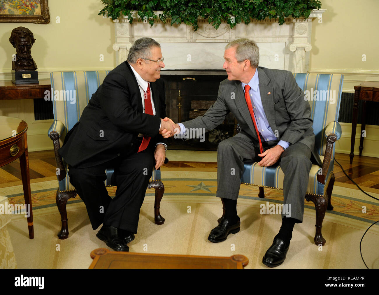 Washington, DC - 25. Juni 2008 - Präsident der Vereinigten Staaten George W. Bush schüttelt nach einem Treffen im Oval Office des Weißen Hauses in Washington, DC USA am 25. Juni 2008 die Hände mit dem Präsidenten des Irak Jalal Talabani. Bei einem Bombenanschlag am Straßenrand wurden gestern drei US-Soldaten im Nordirak getötet, was die Anzahl der amerikanischen Truppenopfer diese Woche im Land auf sieben brachte. Gutschrift: Shawn Thew/Pool über CNP /MediaPunch Stockfoto