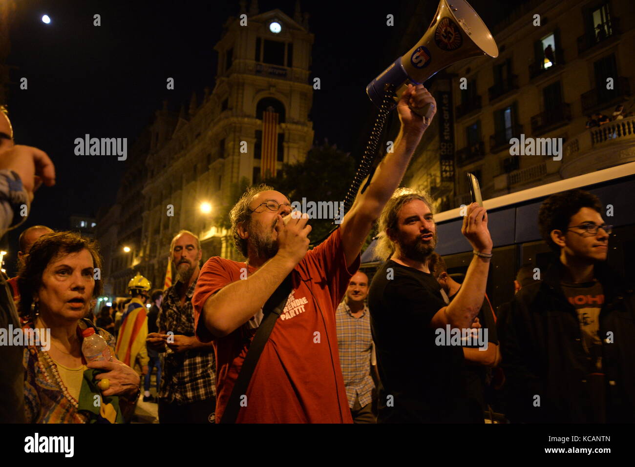 Barcelona, Spanien. Oktober. Antonio Baños, ehemaliger Führer der Partei Cup der Linken und der Unabhängigkeitspartei (Kandidatur der Volkseinheit), bittet die Menschenmenge, sich in Barcelona aufzulösen, während der Proteste gegen die spanische Regierung und das Verhalten der nationalen Polizei während des katalanischen Referendums am 1. Oktober, während des Generalstreiks, der weit gefolgt wurde. Kredit: Laia Ros Padulles/Alamy Live News Stockfoto