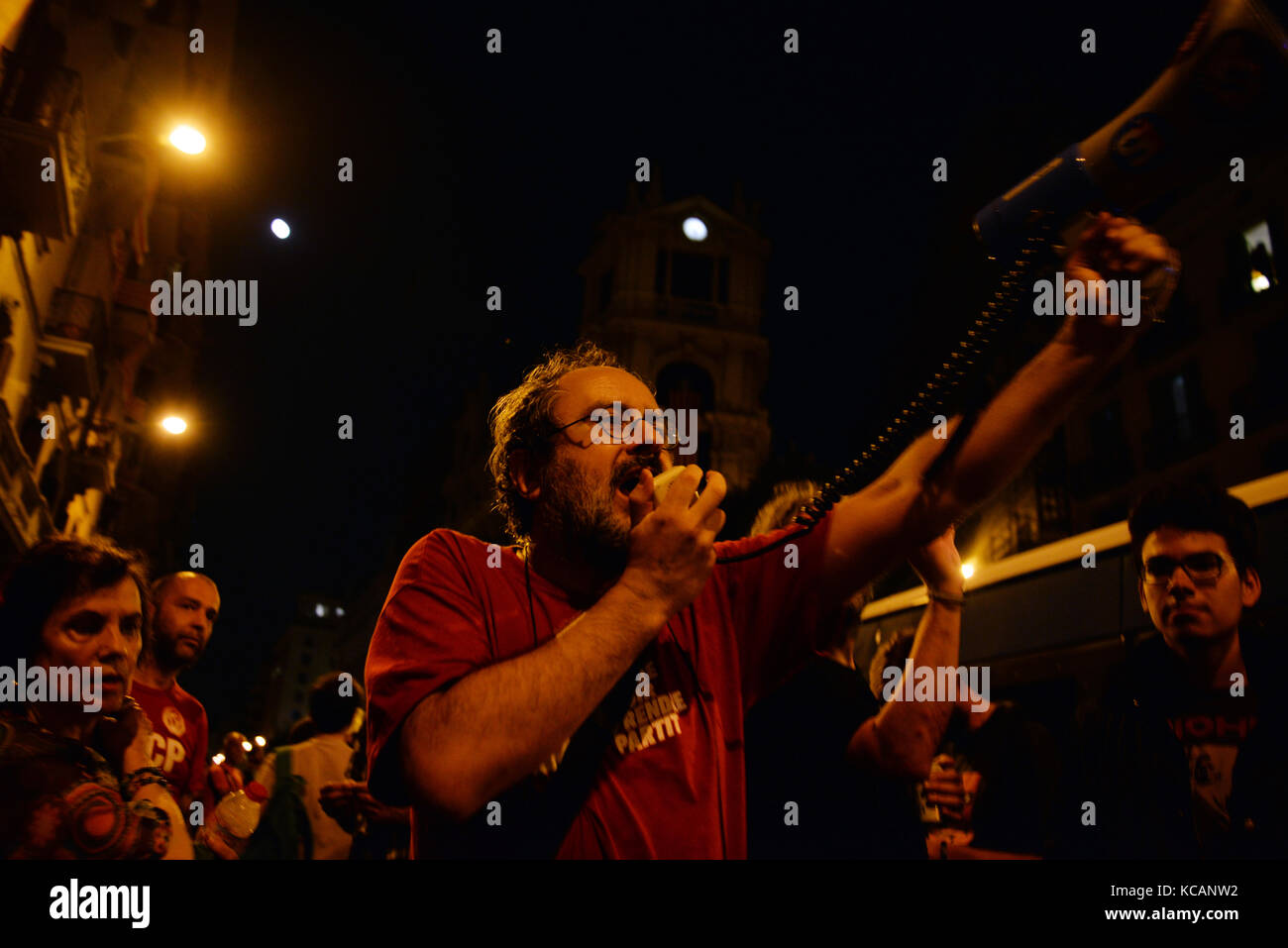 Barcelona, Spanien. Oktober. Antonio Baños, ehemaliger Führer der Partei Cup der Linken und der Unabhängigkeitspartei (Kandidatur der Volkseinheit), bittet die Menschenmenge, sich in Barcelona aufzulösen, während der Proteste gegen die spanische Regierung und das Verhalten der nationalen Polizei während des katalanischen Referendums am 1. Oktober, während des Generalstreiks, der weit gefolgt wurde. Kredit: Laia Ros Padulles/Alamy Live News Stockfoto