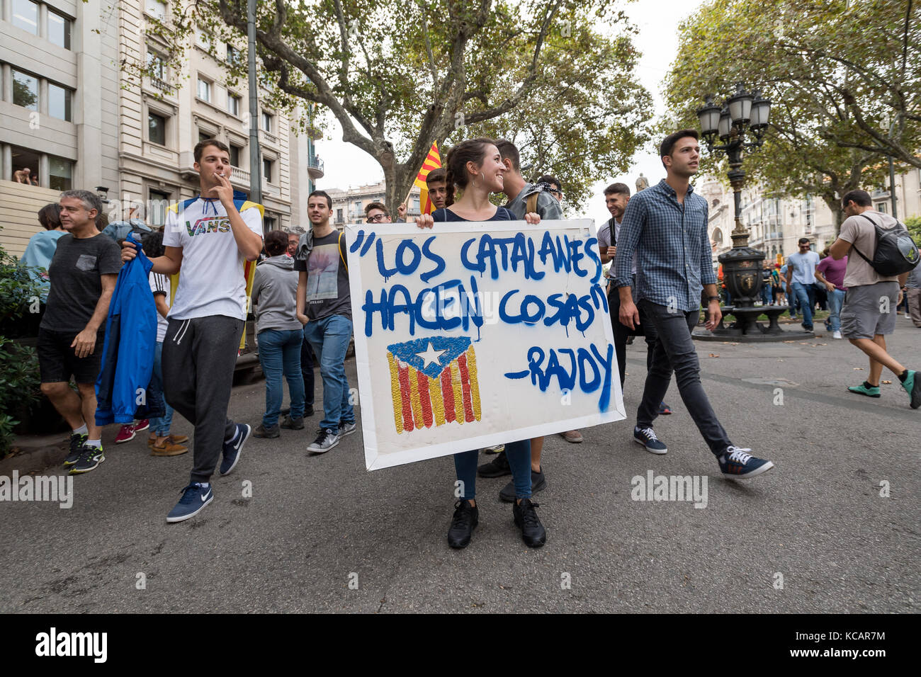 Barcelona, Spanien. 03. Oktober 2017. feuerwehrmänner, Studenten und Leute März gegen Gewalt. Tausende Protest und Streik über Katalonien referendum Gewalt. Barcelona Spanien. Stockfoto