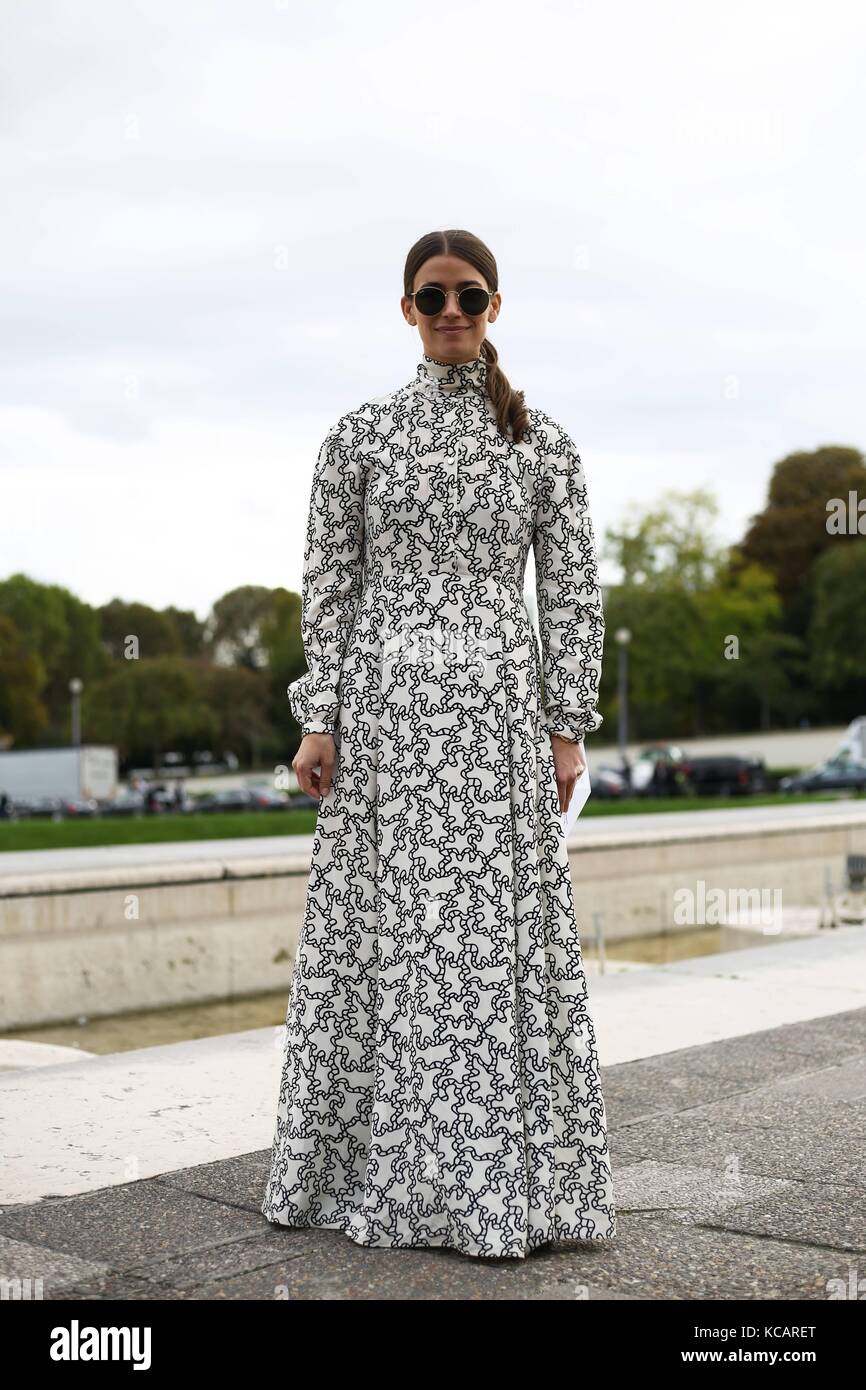 Amanda Alagem, Accessories Director bei Harper's Bazaar, posiert außerhalb der Hermes Runway Show während der Paris Fashion Week - 2. Oktober 2017 - Foto: Runway Manhattan/Valentina Ranieri ***nur für redaktionelle Zwecke*** | Nutzung weltweit Stockfoto