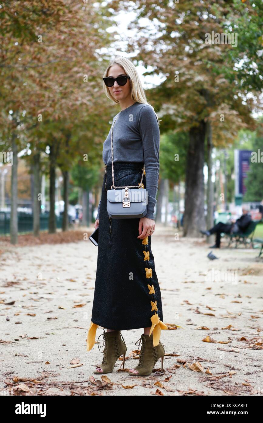 Bloggerin Margherita Rovelli posiert außerhalb der sacai Runway Show während der Paris Fashion Week - 2. Oktober 2017 - Foto: Runway Manhattan/Valentina Ranieri ***nur für redaktionelle Zwecke*** | Nutzung weltweit Stockfoto