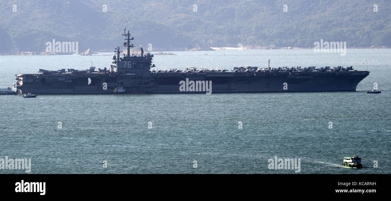 Oktober 4, 2017 - Hong Kong, China - 3. Oktober 2017 - Hongkong, China-us-Flugzeugträger USS Ronald Reagan in Hong Kong Hafen angedockt. (Bild: © Bob lendrum über Zuma Draht) Stockfoto
