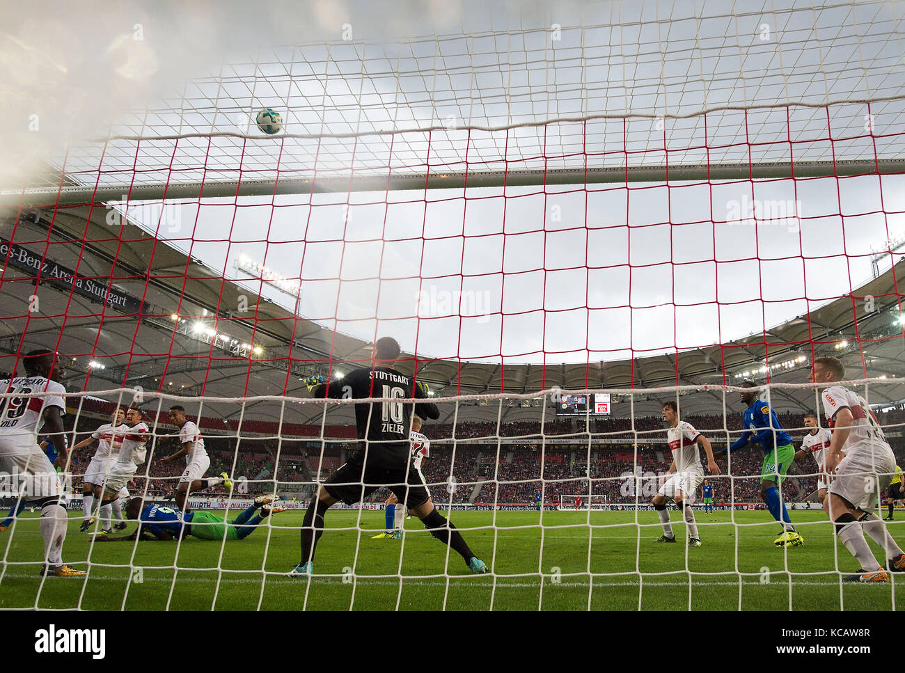 Stuttgart, Deutschland. September 2017. Strafraumszene vor dem Tor von Torwart Ron-Robert ZIELER (S/Nr. 16), Aktion, Regen, Wetter, Fussball 1. Bundesliga, 4. Spieltag, VfB Stuttgart (S) - VfL Wolfsburg (WOB), am 16.09.2017 in Stuttgart. |Nutzung weltweit Guthaben: dpa/Alamy Live News Stockfoto