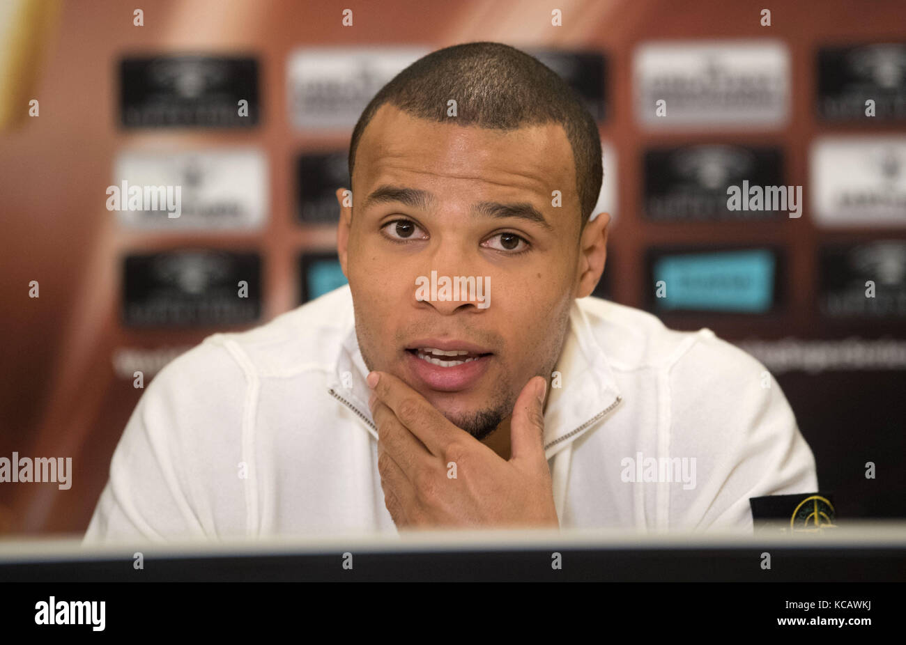 Stuttgart, Geramny. Oktober 2017. Chris Eubank Jr. aus Großbritannien (IBO Super Middleweight Weltmeister) sprach auf einer Pressekonferenz vor dem Viertelfinale der World Boxing Super Series (WBSS) in Stuttgart, Geramny, 4. Oktober 2017. Quelle: Marijan Murat/dpa/Alamy Live News Stockfoto