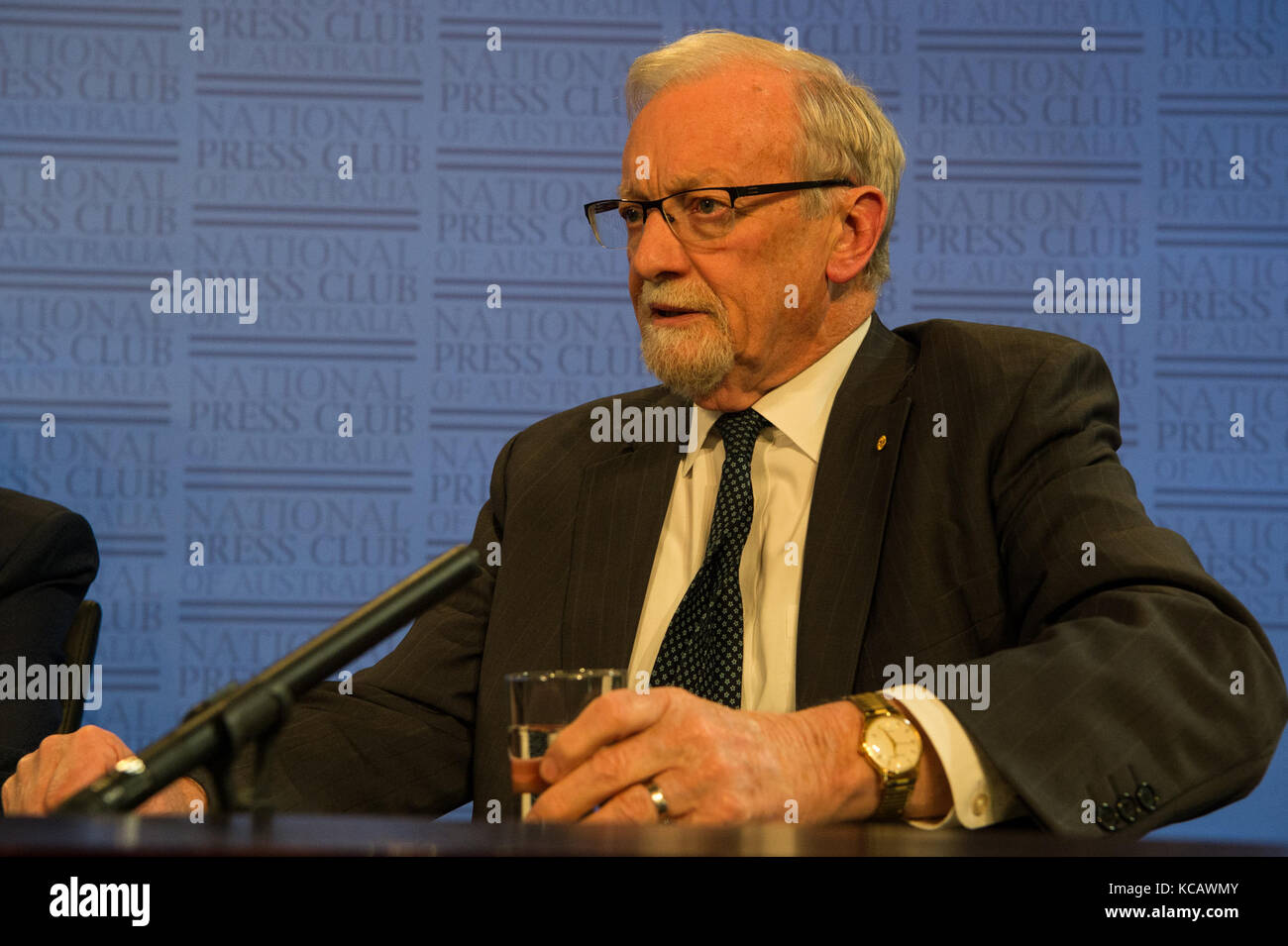 Canberra, Australien. Oktober 2017. Der ehemalige australische Außenminister Gareth Evans nimmt am 4. Oktober 2017 an einer Veranstaltung Teil, bei der sein neues Buch „Incorrigible Optimist“ im National Press Club in Canberra, Australien, vorgestellt wird. Gareth Evans, der von 1988 bis 1996 Australiens Außenminister unter der Labour-Regierung war, befürwortete am Mittwoch die Idee, dass Australien die chinesische Belt and Road Intiative bei der Entwicklung seines Nordens unterstützen sollte. Quelle: Xu Haijing/Xinhua/Alamy Live News Stockfoto