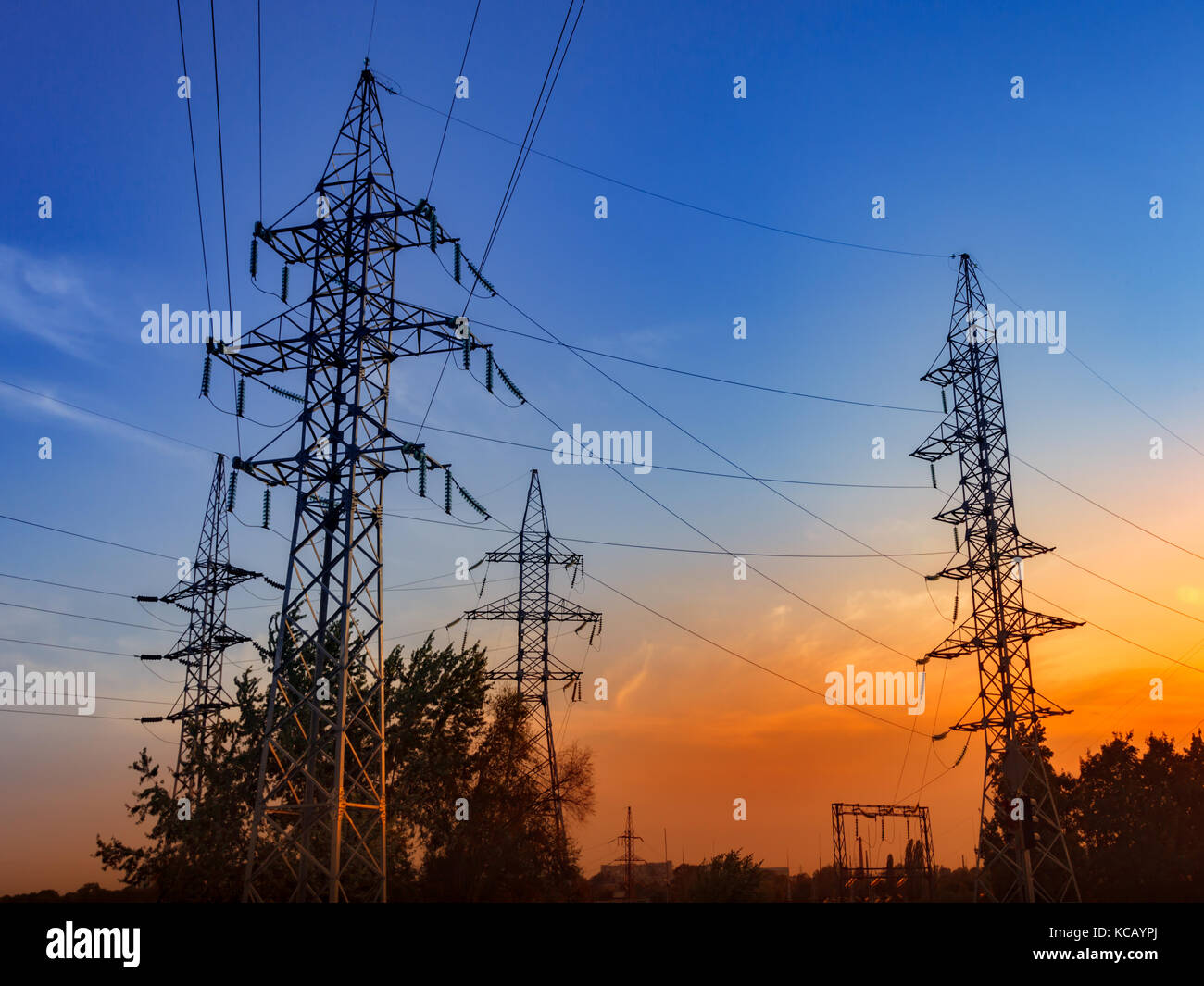 Hochspannung Strommasten und Leitungen auf dem Hintergrund des blauen Himmels. Stockfoto