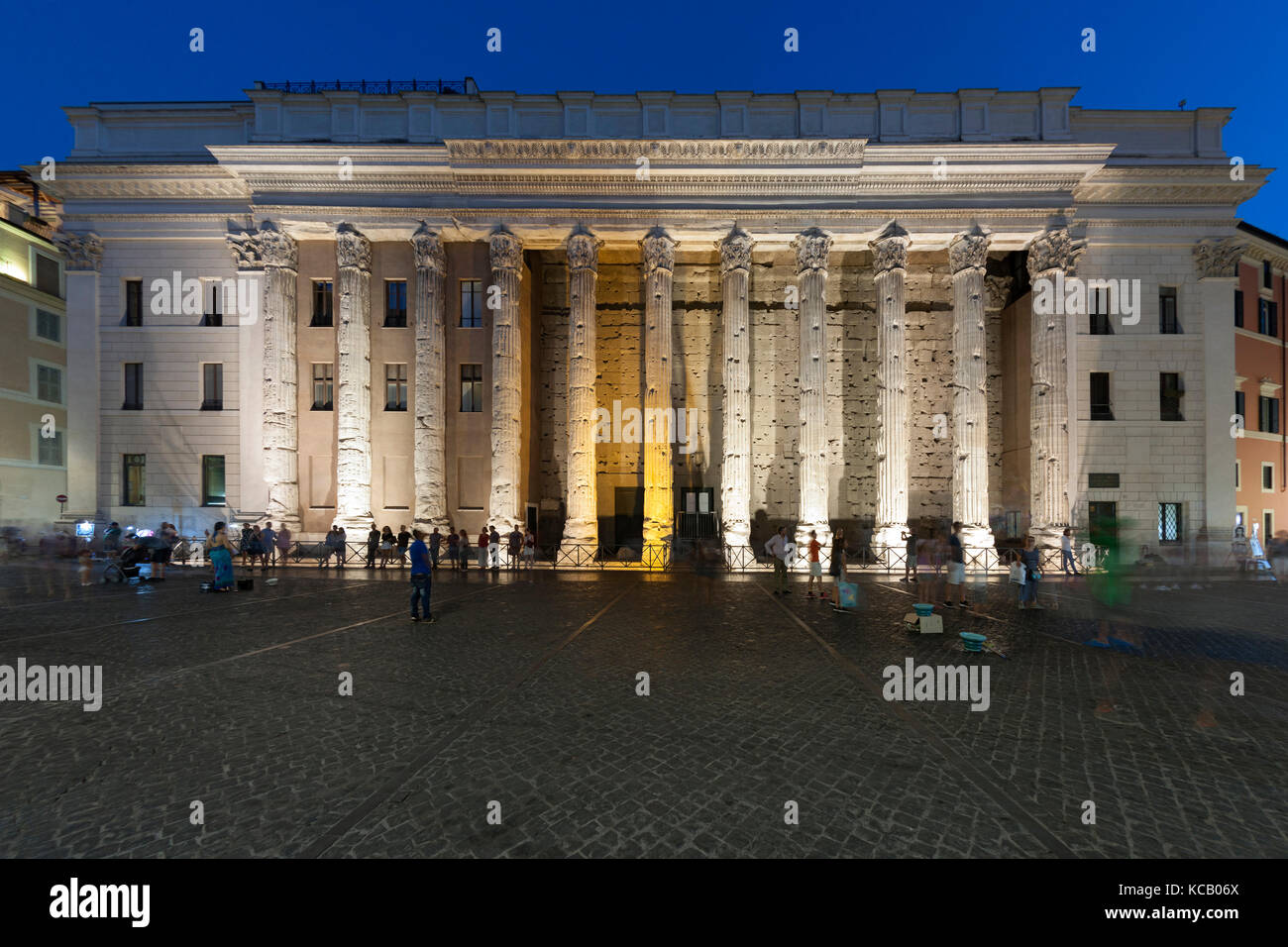 Il tempio di adriano -Fotos und -Bildmaterial in hoher Auflösung – Alamy