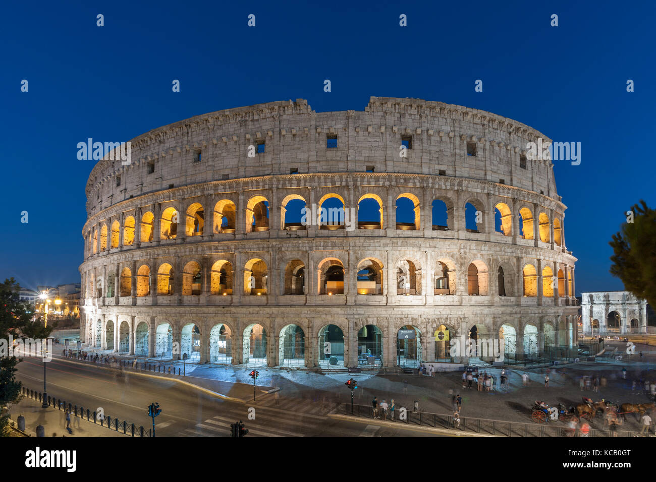 Das Kolosseum (aka Flavischen Amphitheater) in Rom in der Abenddämmerung. Stockfoto