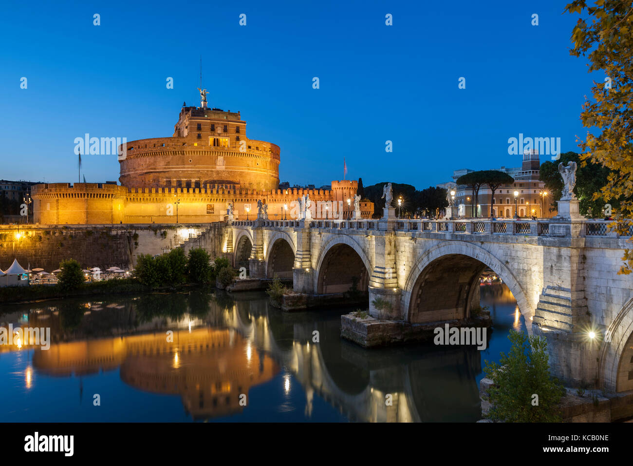 Das Mausoleum des Hadrian (aka Castel Sant'Angelo) und den Fluss Tiber in Rom in der Abenddämmerung. Stockfoto
