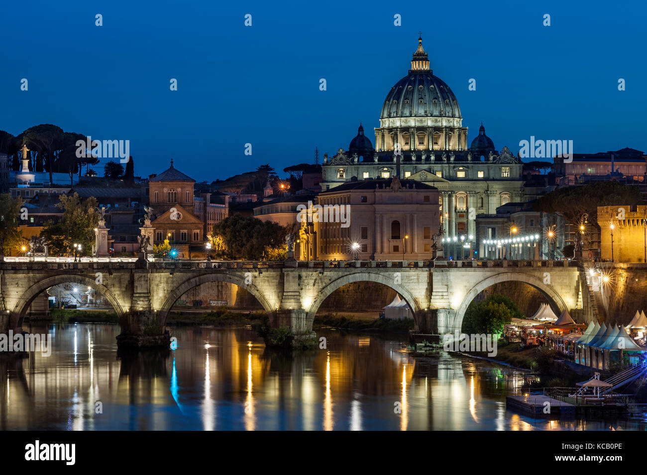 Dämmerung Blick auf die Kuppel des Petersdoms, Ponte St. Angelo und den Tiber in Rom. Stockfoto