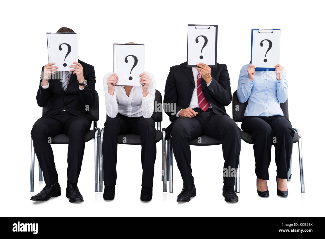 Geschäftsleute, die ihr Gesicht verstecken sich hinter einem Fragezeichen Zeichen auf weißem Hintergrund Stockfoto