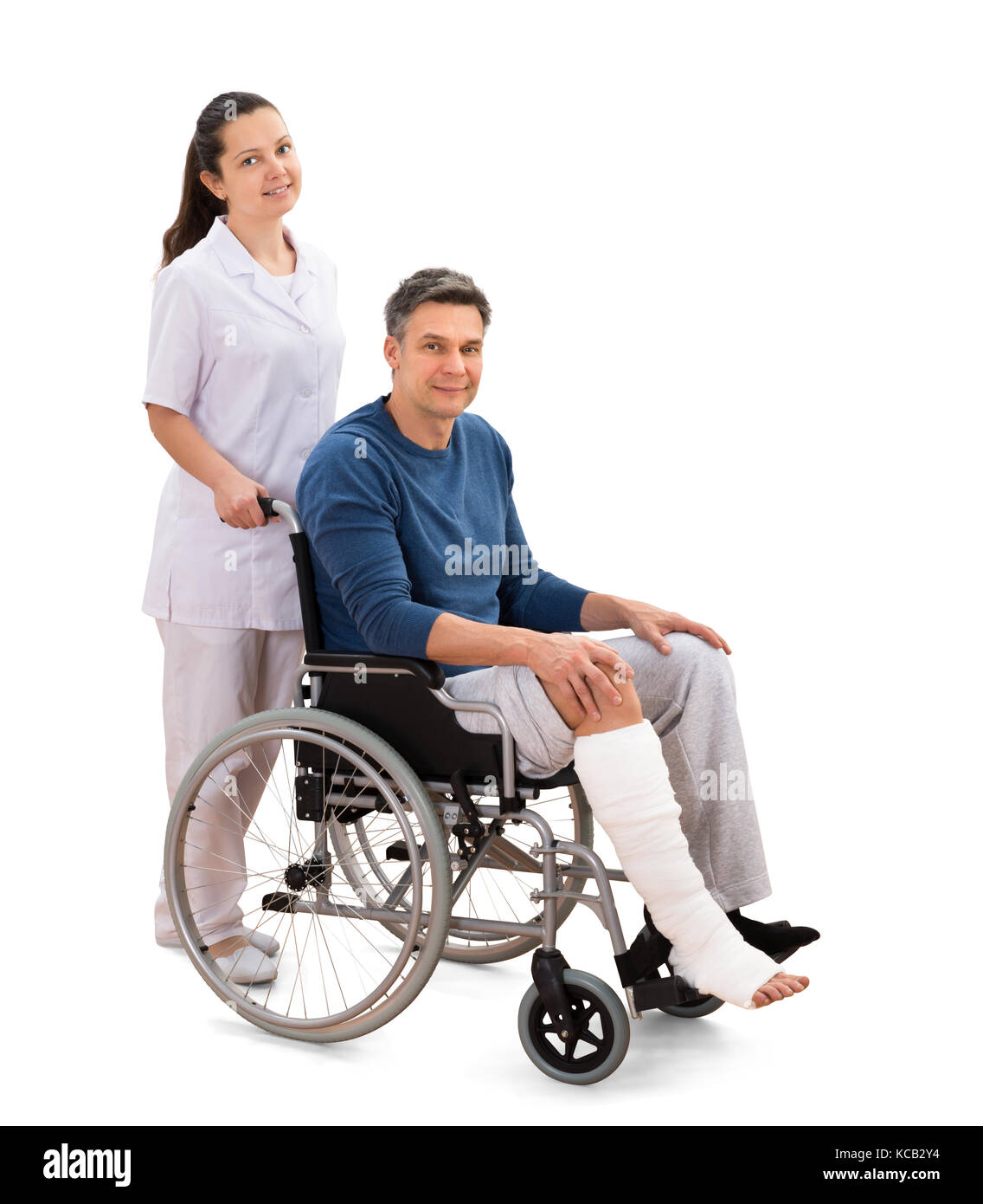 Portrait einer jungen Frau Krankenschwester mit Behinderten männlichen Patienten im Rollstuhl Stockfoto